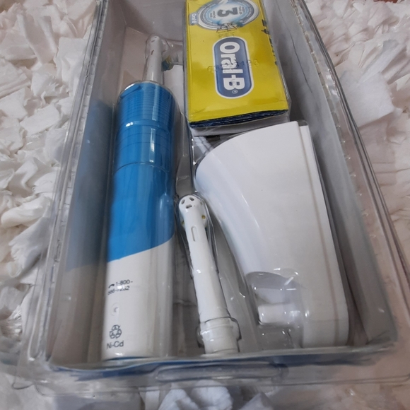 Oral-B Vitality Rechargeable Electric Toothbrush Floss Action Extra Refill NWOT - Picture 5 of 8
